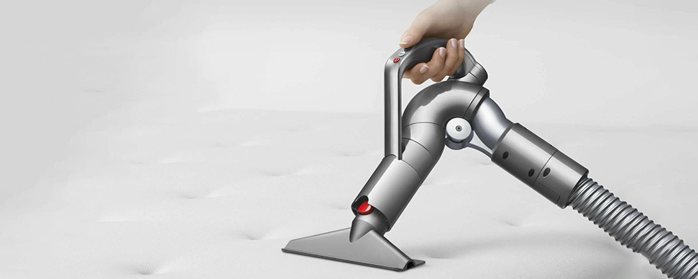 Удобное использование насадок Dyson для обивки