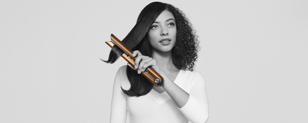 Беспроводной выпрямитель Dyson Corrale HS03 Copper/Nickel в работе