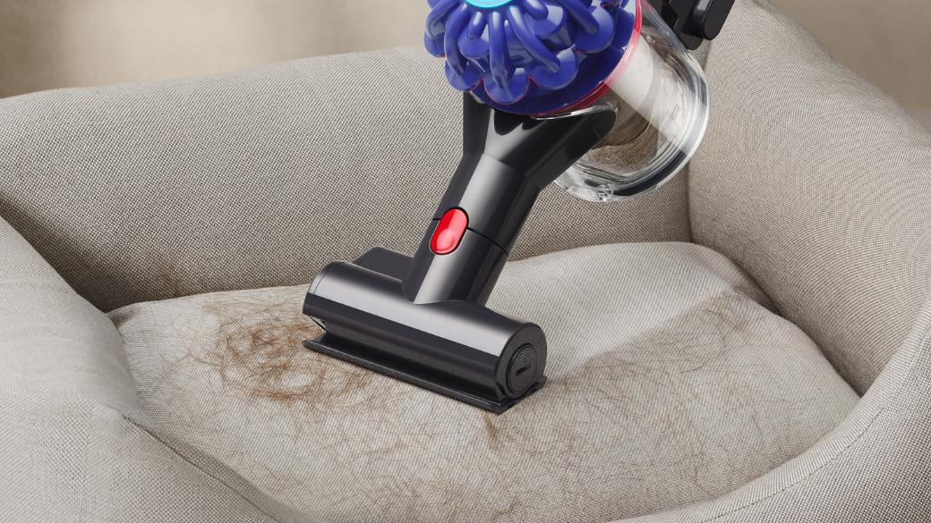 Dyson V10 Optic™ —трансформируется в ручной пылесос для уборки мусора, в том числе шерсти домашних животных.